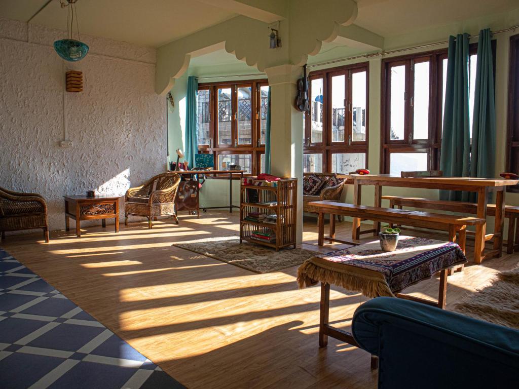 Istumisnurk majutusasutuses Hills Tale Backpackers Hostel