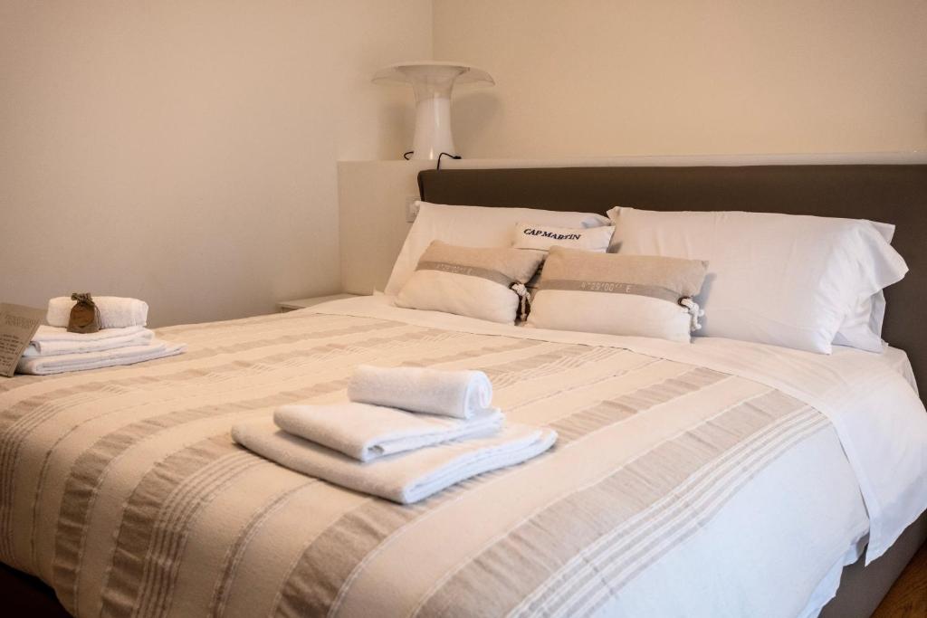 Postel nebo postele na pokoji v ubytování StarPalace Elegance Apartment Jesolo SPA GYM POOL PARKING - a 2 passi dal mare