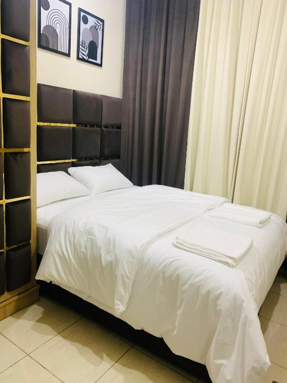 Postel nebo postele na pokoji v ubytování Landtech Vacation Homes - Baniyas Square