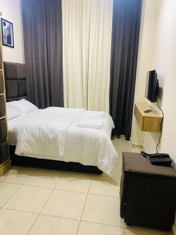 Postel nebo postele na pokoji v ubytování Landtech Vacation Homes - Baniyas Square