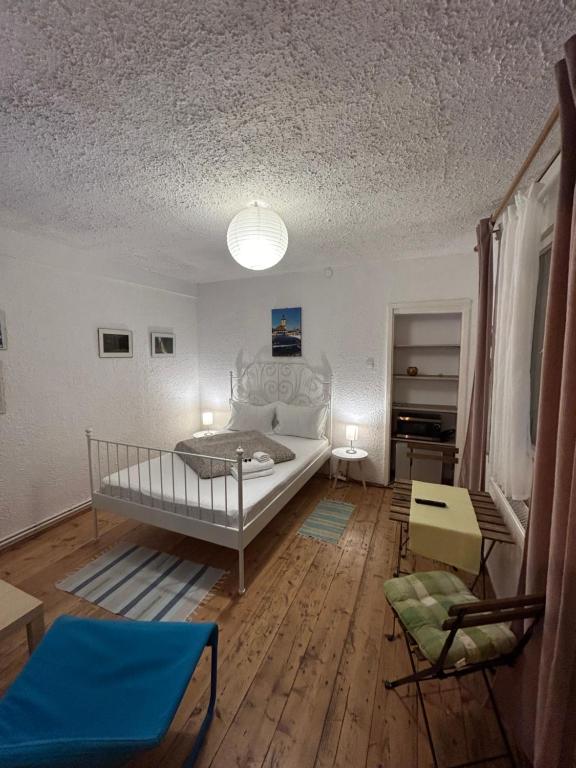 una camera da letto con un letto e una sedia di HAVEN Central Studios a Braşov