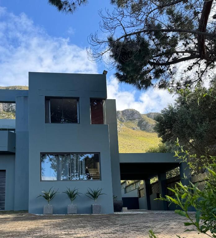 a rendering of a house with mountains in the background at Villa Silver Vos in Hermanus