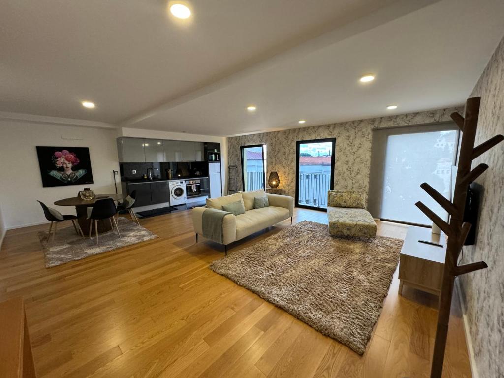 een woonkamer met een bank en een tafel bij Carreira Residence in Funchal