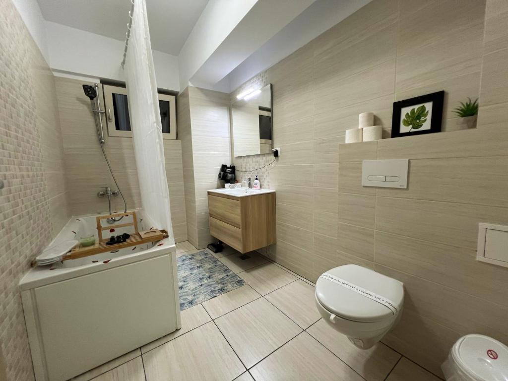 Phòng tắm tại RAINBOW Blue free parking - zona spital recuperare Iași