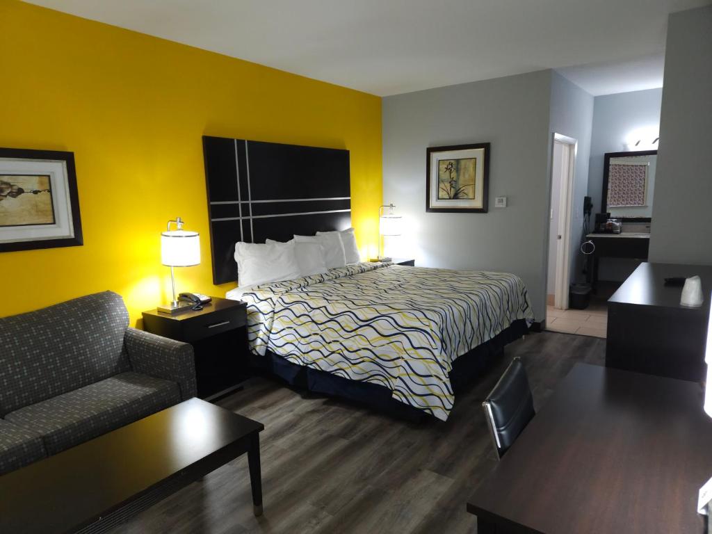 Postel nebo postele na pokoji v ubytování Executive Inn and Suites Tyler