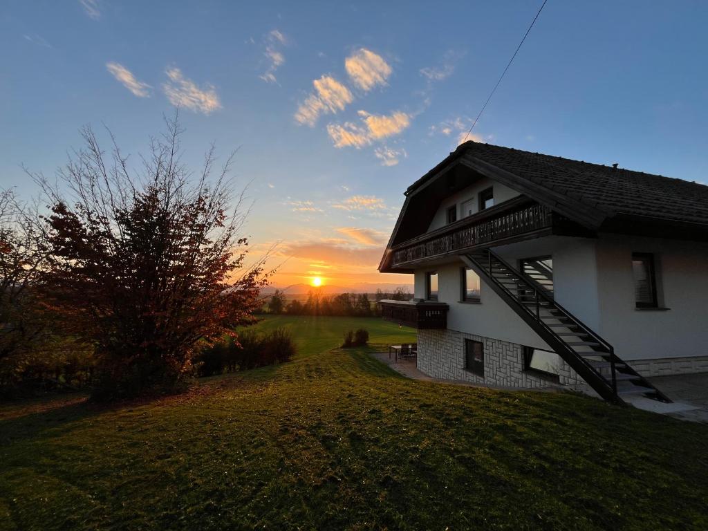 Východ nebo západ slunce při pohledu z apartmánu nebo okolí