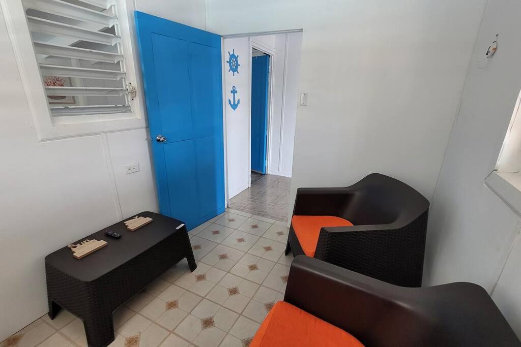 Un lugar para sentarse en Container 1 with pool, free wifi fully equiped