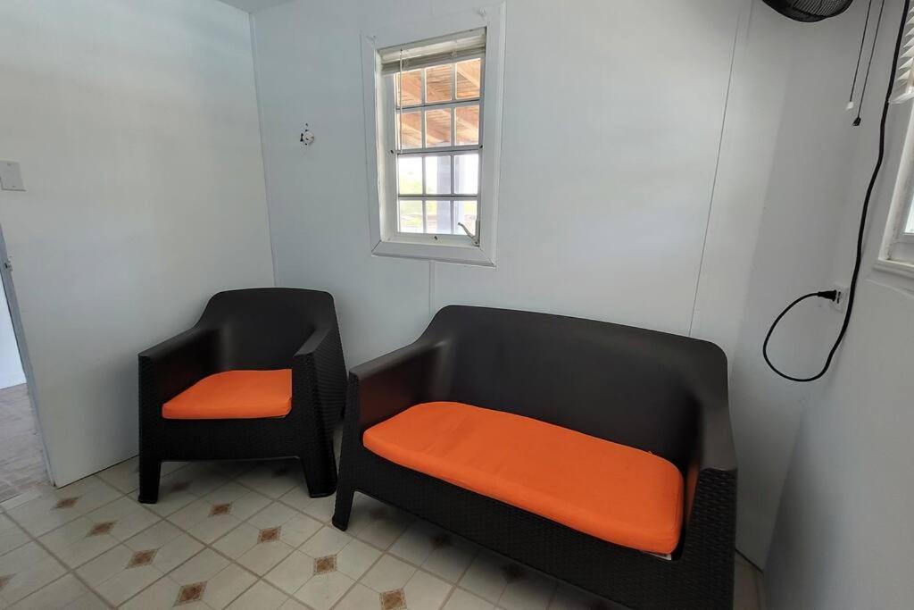 Un lugar para sentarse en Container 1 with pool, free wifi fully equiped