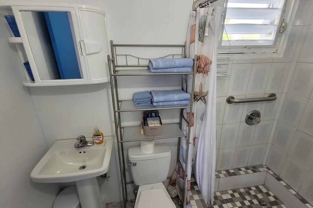 Un baño de Container 1 with pool, free wifi fully equiped