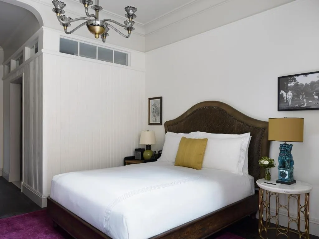 Queen Room with Bathtub - Mobility Accessible