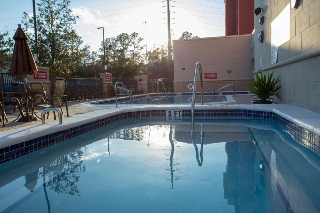 Bazén v ubytování Drury Inn & Suites Gainesville nebo v jeho okolí