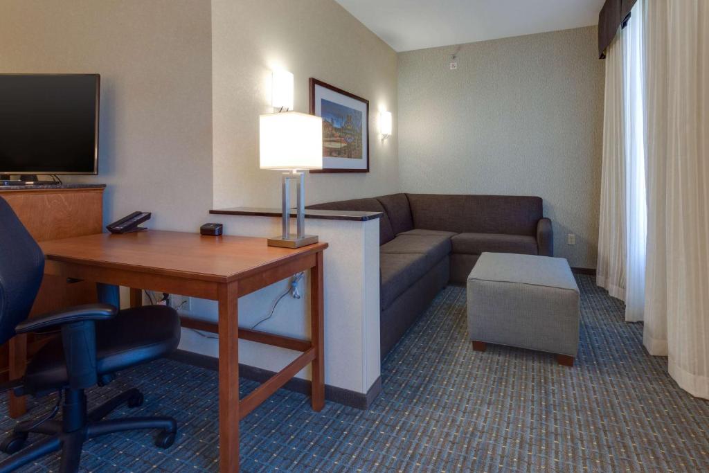 TV a/nebo společenská místnost v ubytování Drury Inn & Suites Gainesville