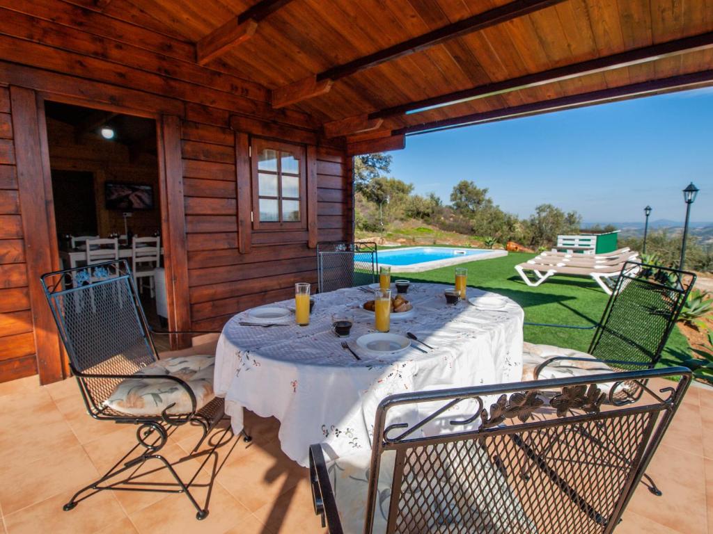 Bazén v ubytování Cabaña 82 by Villamya nebo v jeho okolí