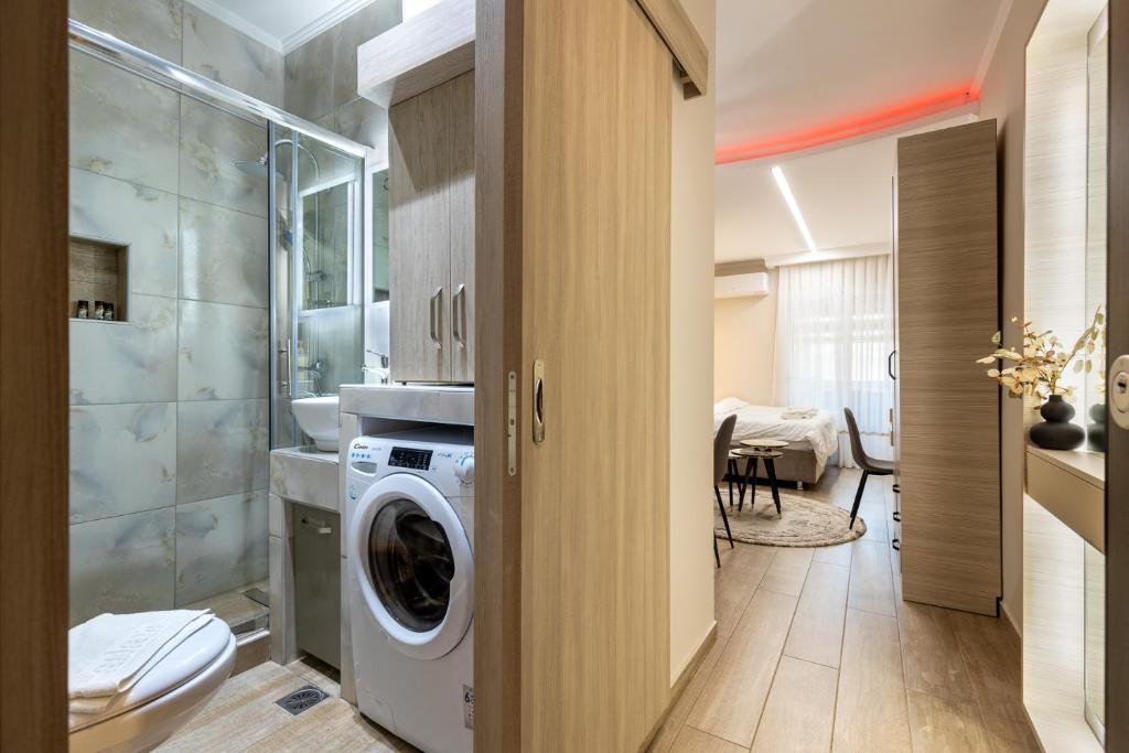 COZY DOWNTOWN APARTMENT - 2