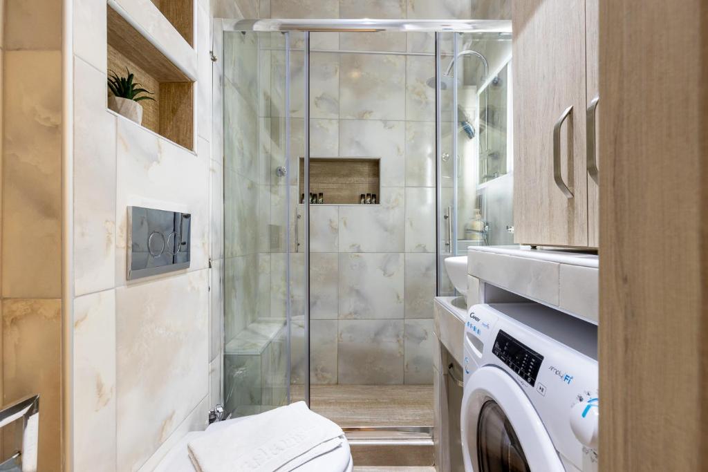 COZY DOWNTOWN APARTMENT - 14