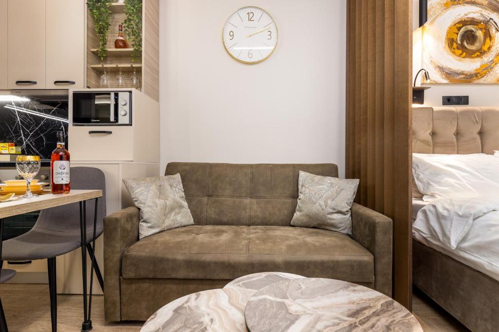 COZY DOWNTOWN APARTMENT - 5