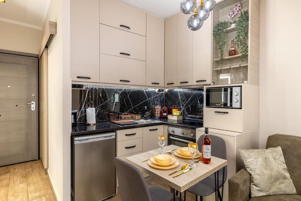 COZY DOWNTOWN APARTMENT - 3