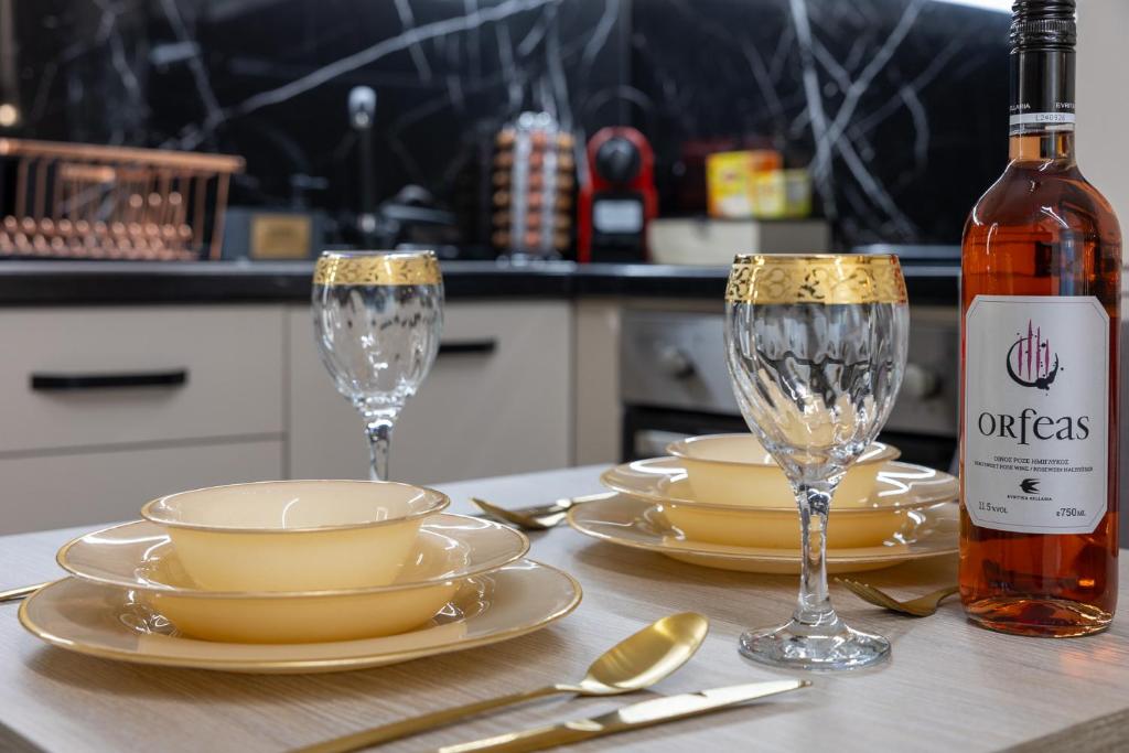 COZY DOWNTOWN APARTMENT - 8