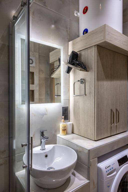 COZY DOWNTOWN APARTMENT - 12