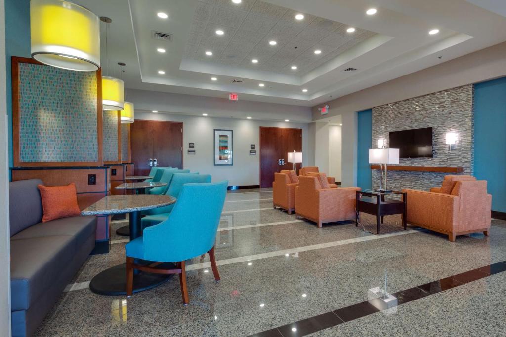 TV a/nebo společenská místnost v ubytování Drury Inn & Suites Gainesville