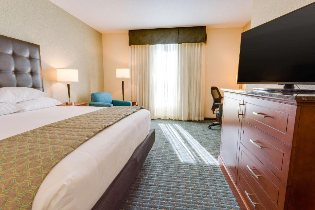 Postel nebo postele na pokoji v ubytování Drury Inn & Suites Gainesville
