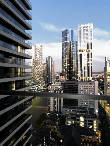 Luxury High Rise 2-Bed With Lovely View In Canary Wharf, London ... - Luxury High Rise Unit Prices