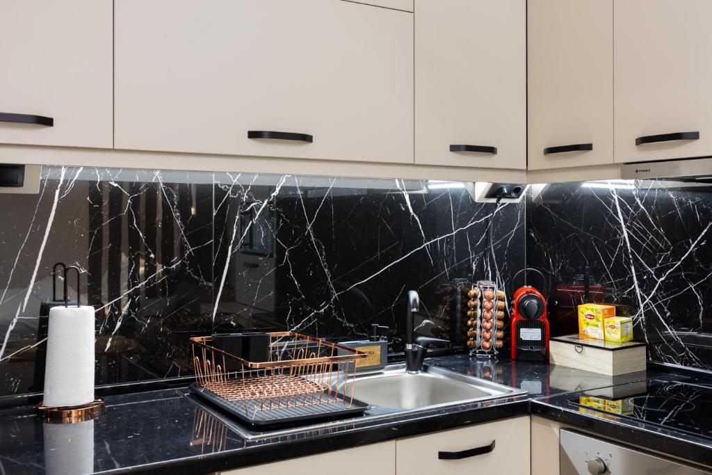 COZY DOWNTOWN APARTMENT - 6