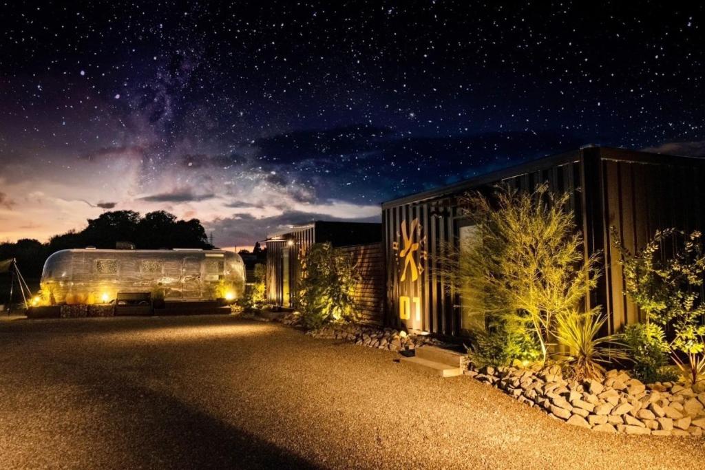 - une vue nocturne sur un bâtiment avec un ciel étoilé dans l'établissement BAYBERRY×airstream - Vacation STAY 34826v, à Izumi