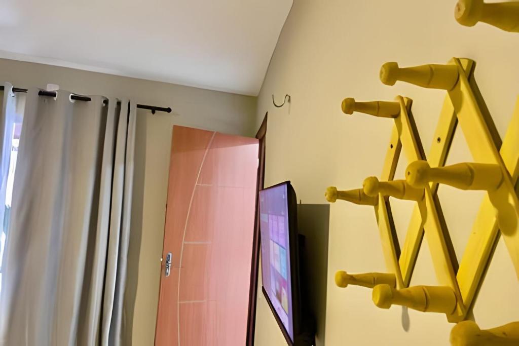 Televiisor ja/või meelelahutuskeskus majutusasutuses Pousada Villa Preguiças - Chalés e Recepções