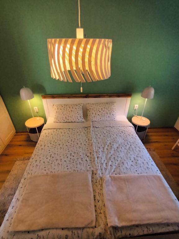 ein Schlafzimmer mit einem großen Bett und zwei Lampen in der Unterkunft Forest idyll in Repaš