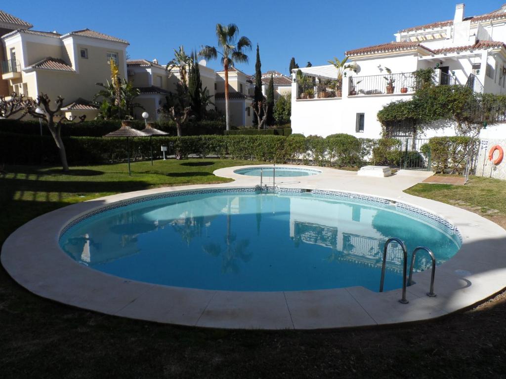 - une piscine en face d'une villa dans l'établissement Valparaiso, à Nerja