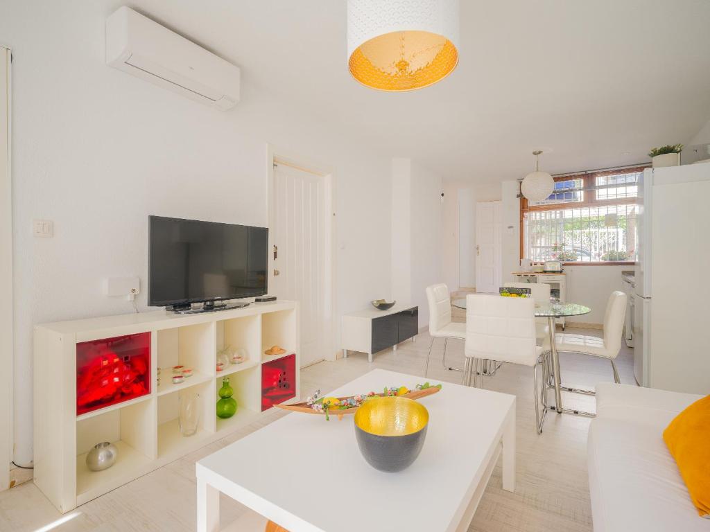 Televízia a/alebo spoločenská miestnosť v ubytovaní Bonito Bungalow a pocos metros de la playa