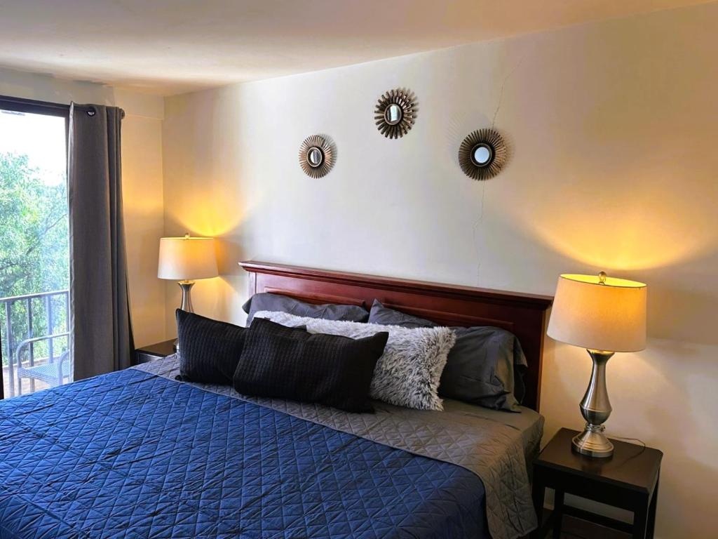Una cama o camas en una habitación de Casona San Cayetano Suites & Lofts by SCE