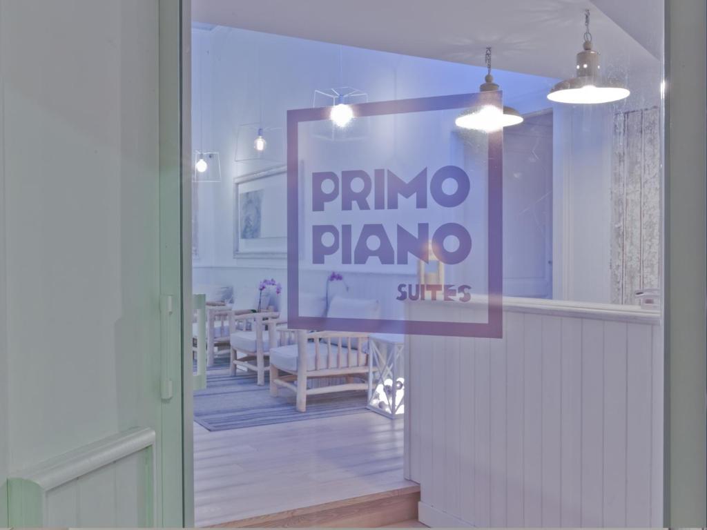 ein Fenster eines Speisesaals mit einem Pina-Plano-Schild in der Unterkunft Primo Piano Suites in Rom