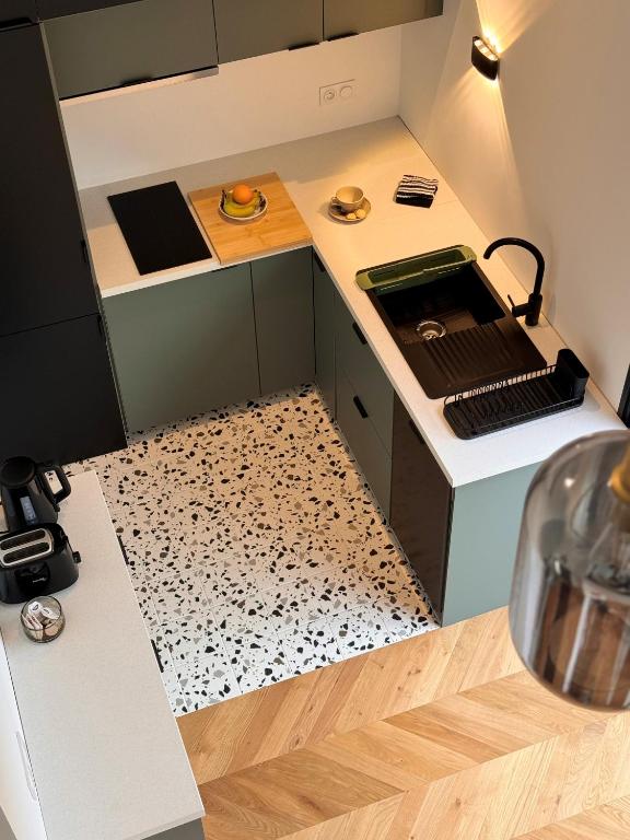 Kuchyň nebo kuchyňský kout v ubytování maison individuelle avec jardin terrasse proche Lyon croix rousse