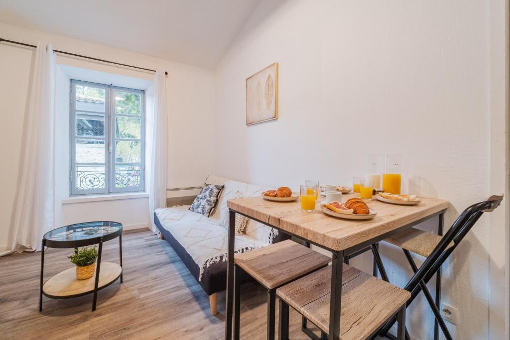 un salon avec une table et un canapé dans l'établissement La Petite Bastide, à Carcassonne