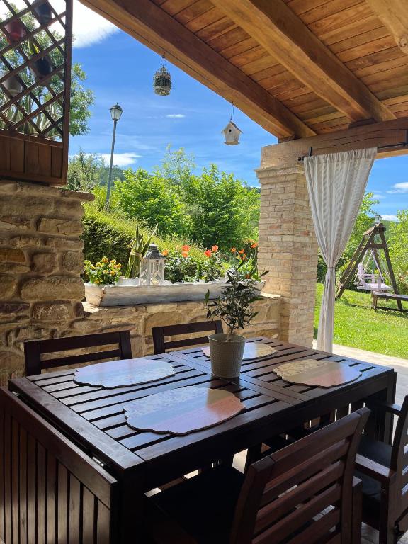 drewniany stół i krzesła na patio w obiekcie Agriturismo La Valle Dimenticata w mieście Urbania