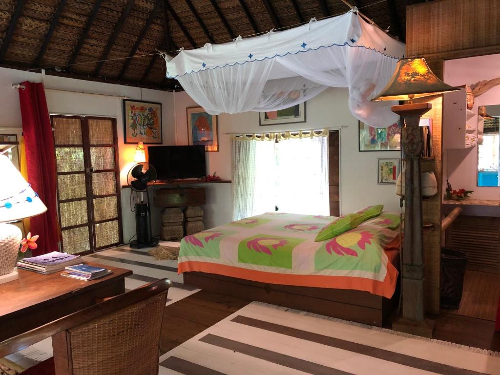 Polynesian Bungalow SEASHEL private bath, clim et piscine partagée - photo 2 - Moorea, Polynésie