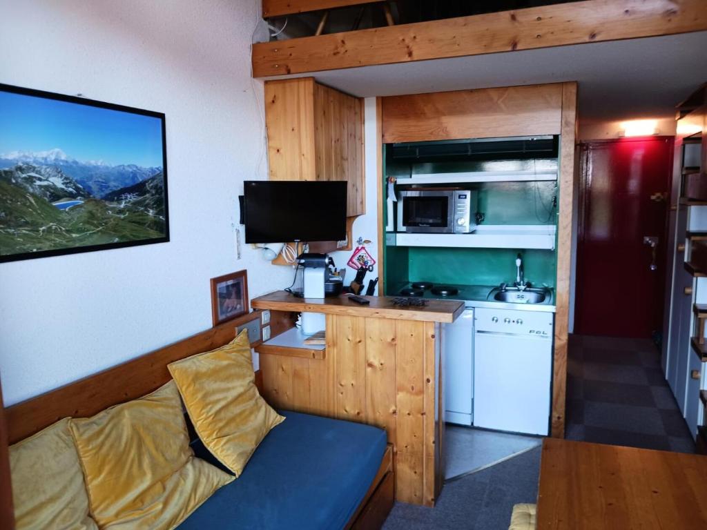 Il comprend une cuisine avec un canapé et un four micro-ondes. dans l'établissement Résidence Archeboc - Appartement 5 personnes à Arc 1800 proche des pistes dans le village de Charmettoger MAE-1031, à Arc 1800