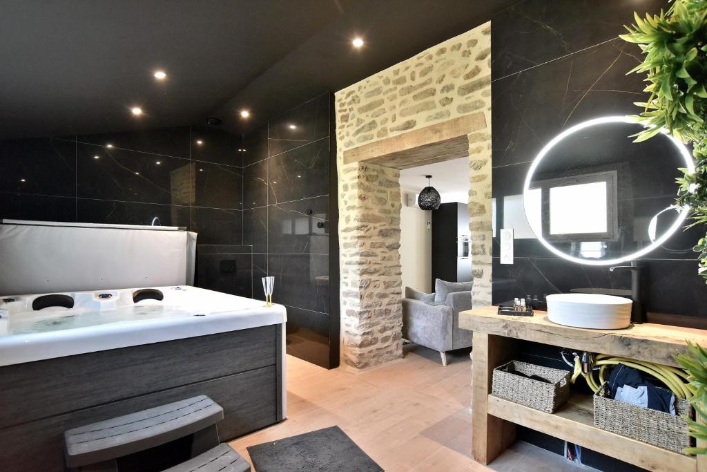 un baño con lavabo y espejo en Cocöon Rance, en Plouër-sur-Rance