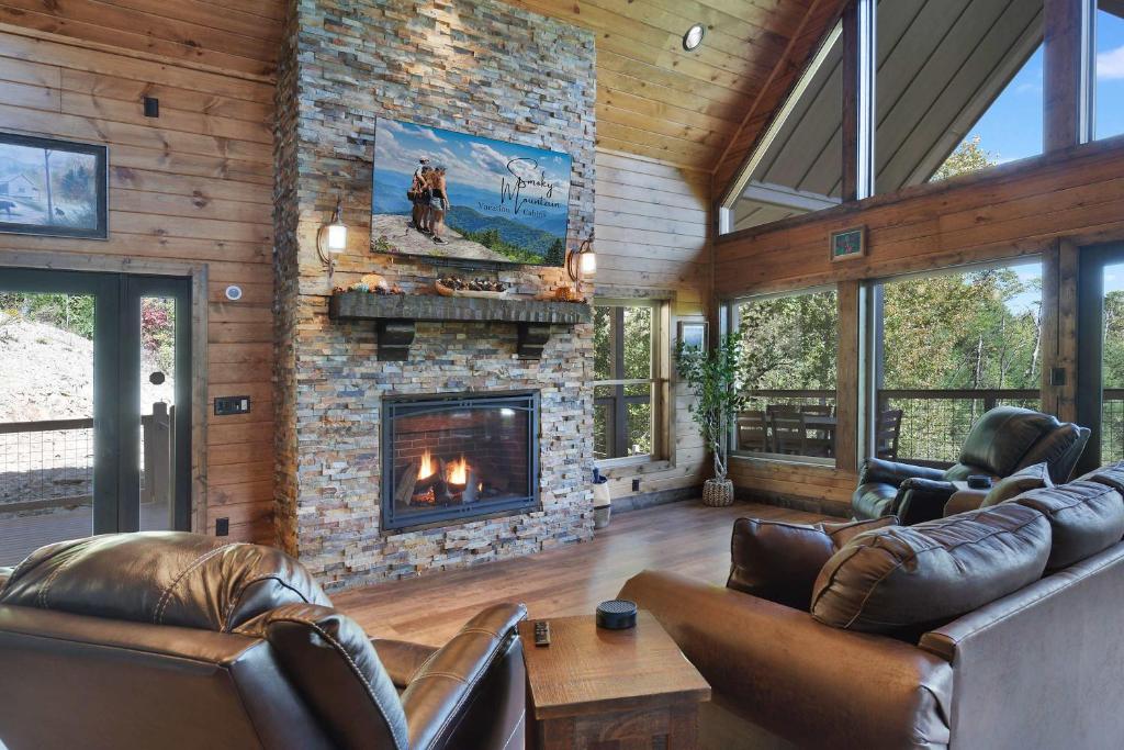 Seating area sa New Luxury Lodge - Gatlinburg - Mountain View!