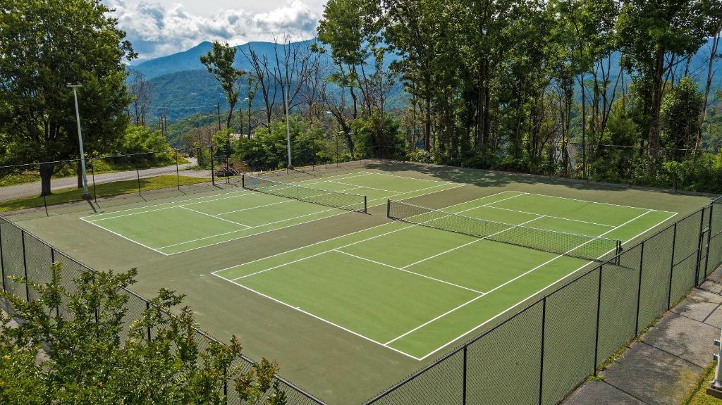 Tennis at/o squash facilities sa New Luxury Lodge - Gatlinburg - Mountain View! o sa malapit