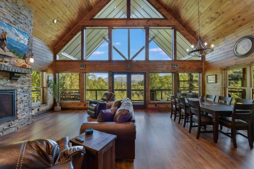 Seating area sa New Luxury Lodge - Gatlinburg - Mountain View!