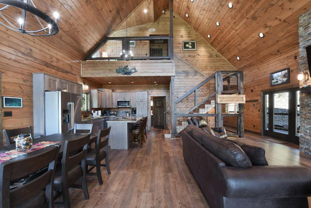 Seating area sa New Luxury Lodge - Gatlinburg - Mountain View!