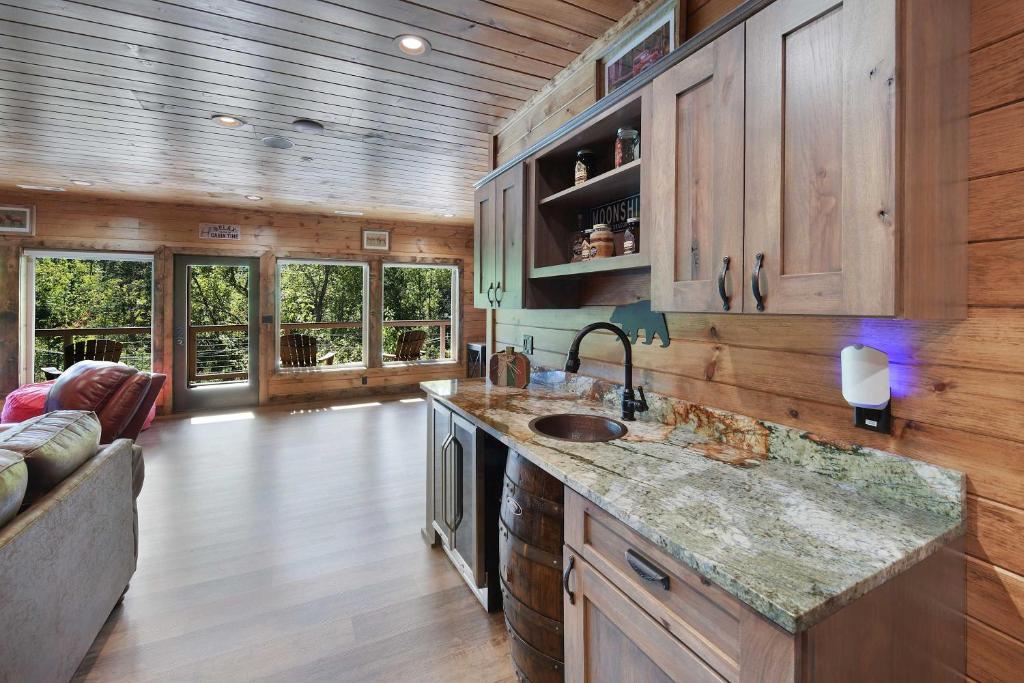 Kitchen o kitchenette sa New Luxury Lodge - Gatlinburg - Mountain View!