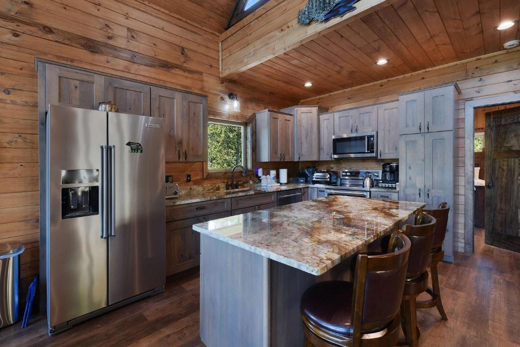 Kitchen o kitchenette sa New Luxury Lodge - Gatlinburg - Mountain View!