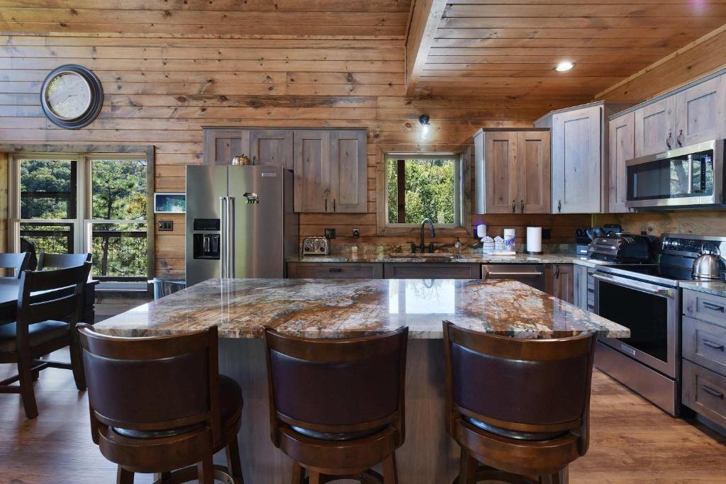 Kitchen o kitchenette sa New Luxury Lodge - Gatlinburg - Mountain View!