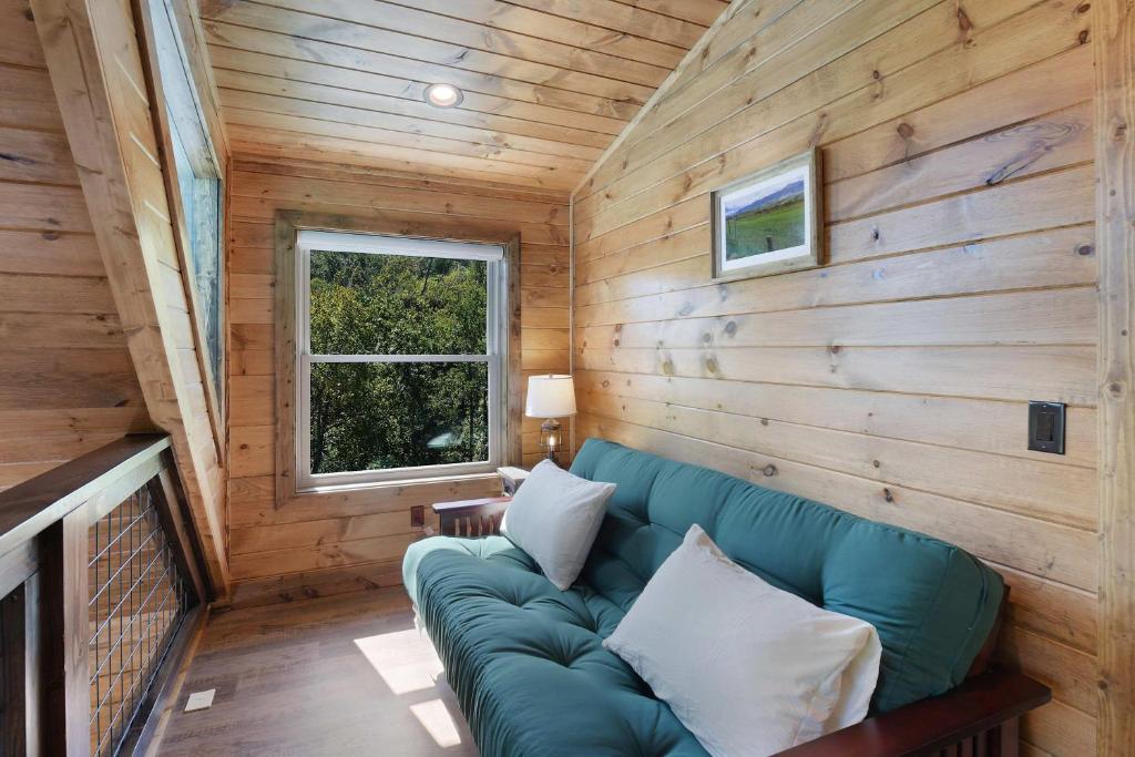 Seating area sa New Luxury Lodge - Gatlinburg - Mountain View!