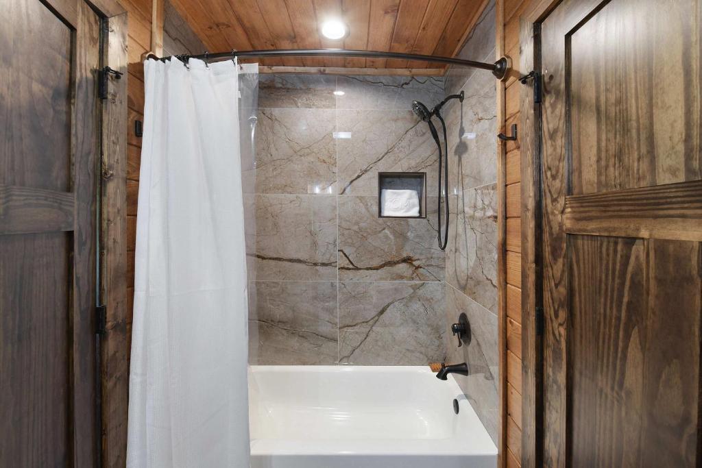 Bathroom sa New Luxury Lodge - Gatlinburg - Mountain View!