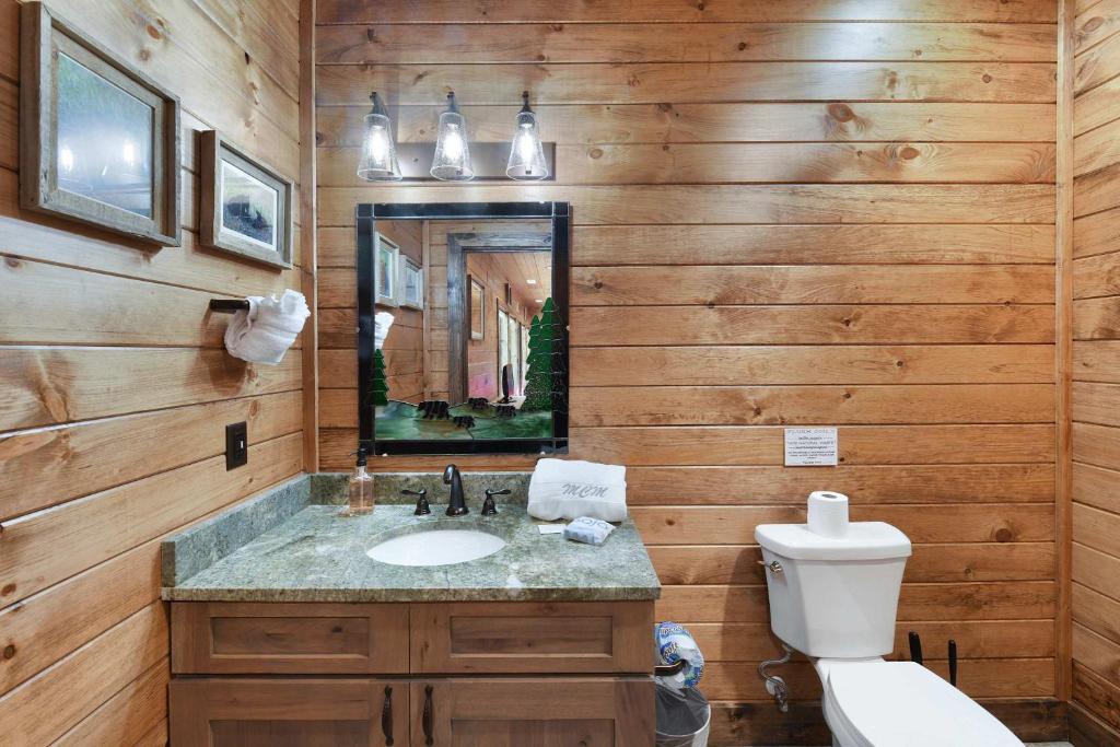 Bathroom sa New Luxury Lodge - Gatlinburg - Mountain View!